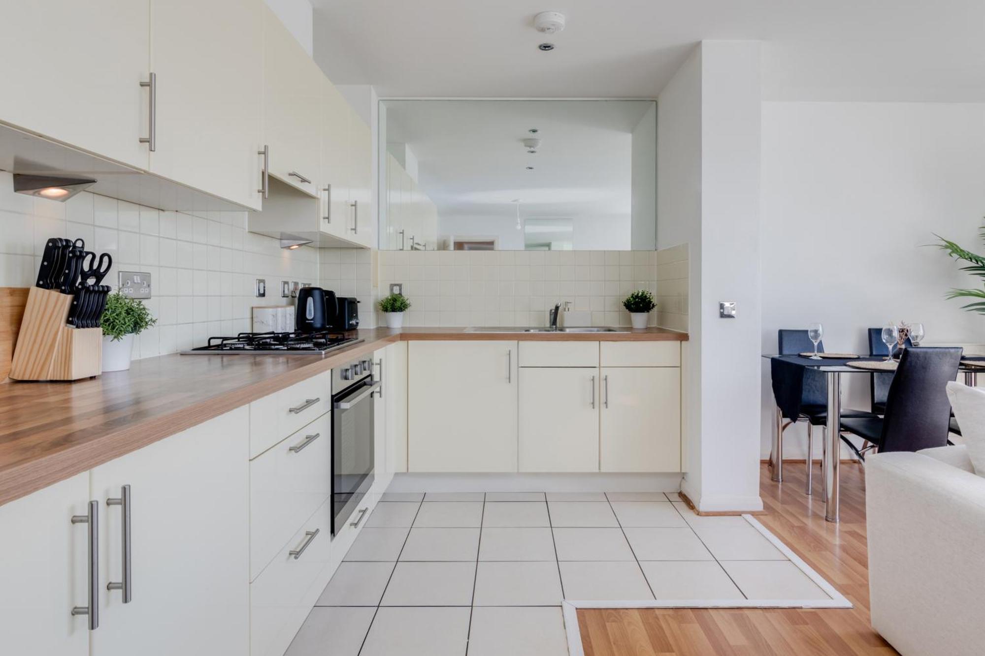 Large 3 Bedroom - Large Terrace With Sunset Views * London
